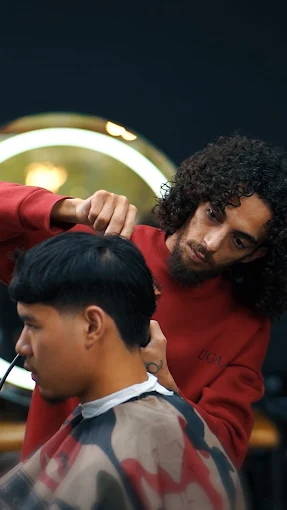 Barber werkt aan een strakke fade in de shop