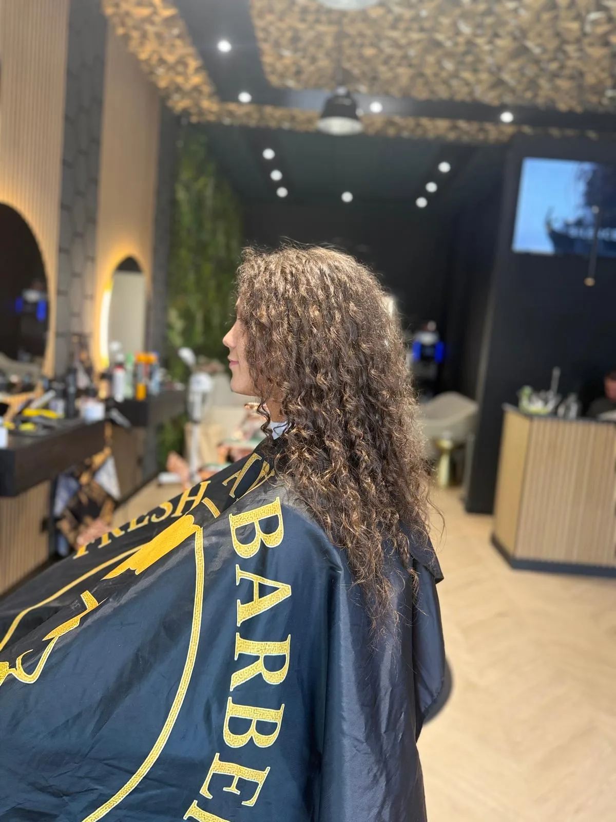 Interieur van FreshAgain Barbers in Hilversum met barberstoelen en spiegels
