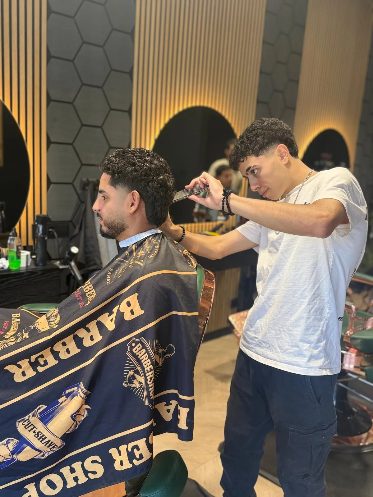 Barber van FreshAgain Barbers knipt een klant in de shop
