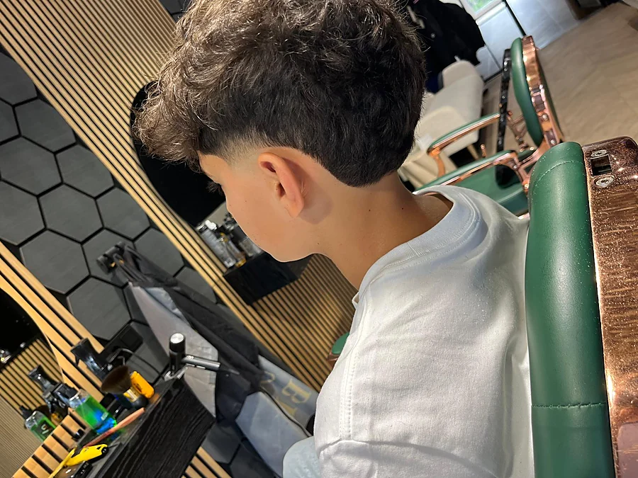 Jonge klant wordt geknipt in de barberstoel bij FreshAgain Barbers