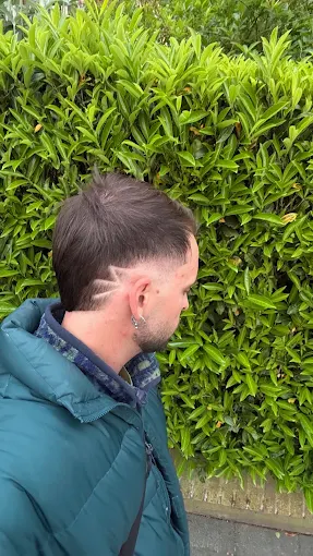 Herenkapsel met scherpe contouren, zijaanzicht buiten