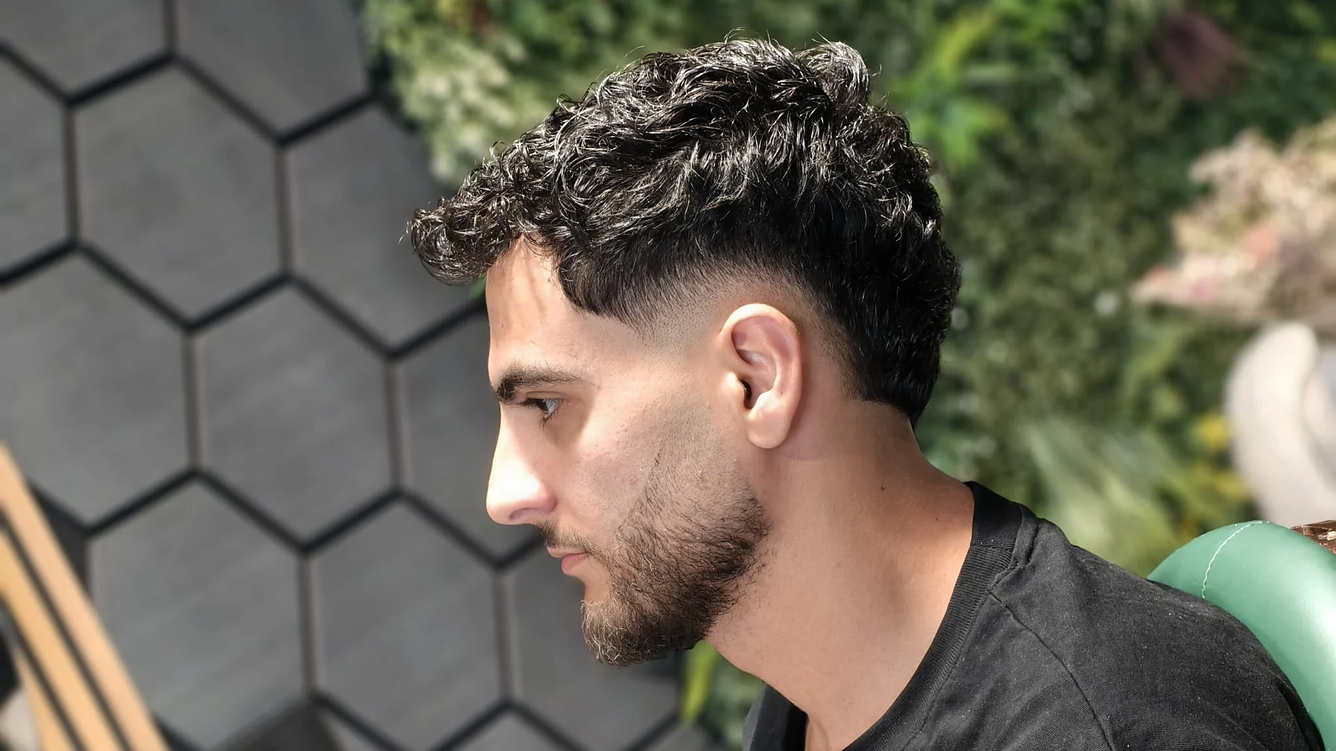 Klant met verse fade in de shop van FreshAgain Barbers aan de Eemnesserweg in Hilversum
