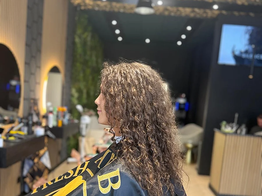 Interieur van FreshAgain Barbers met spiegels, balie en barberstoelen