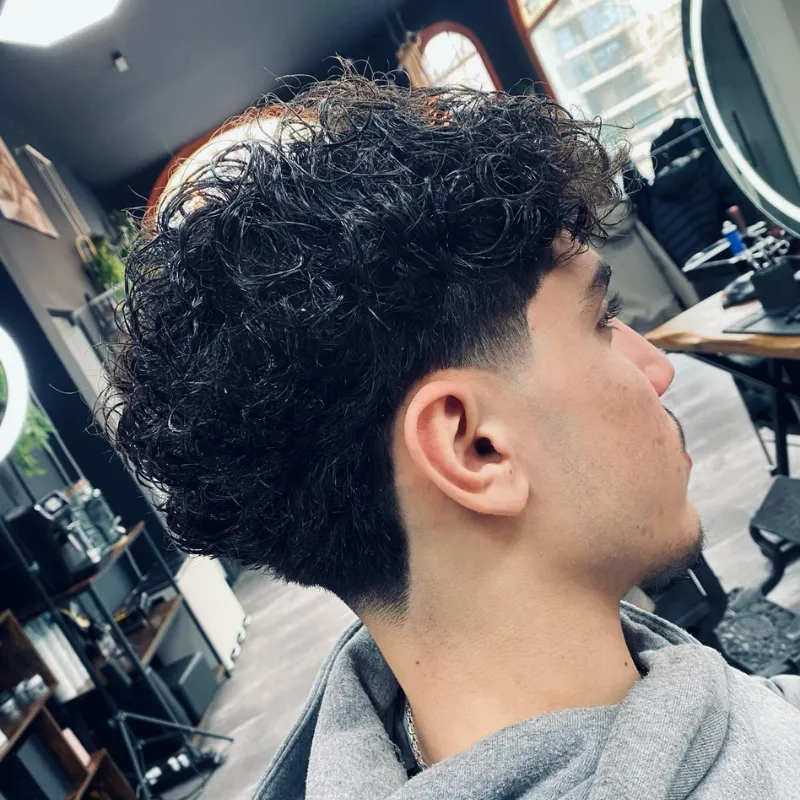 Barber van FreshAgain Barbers aan het werk in de shop in Hilversum