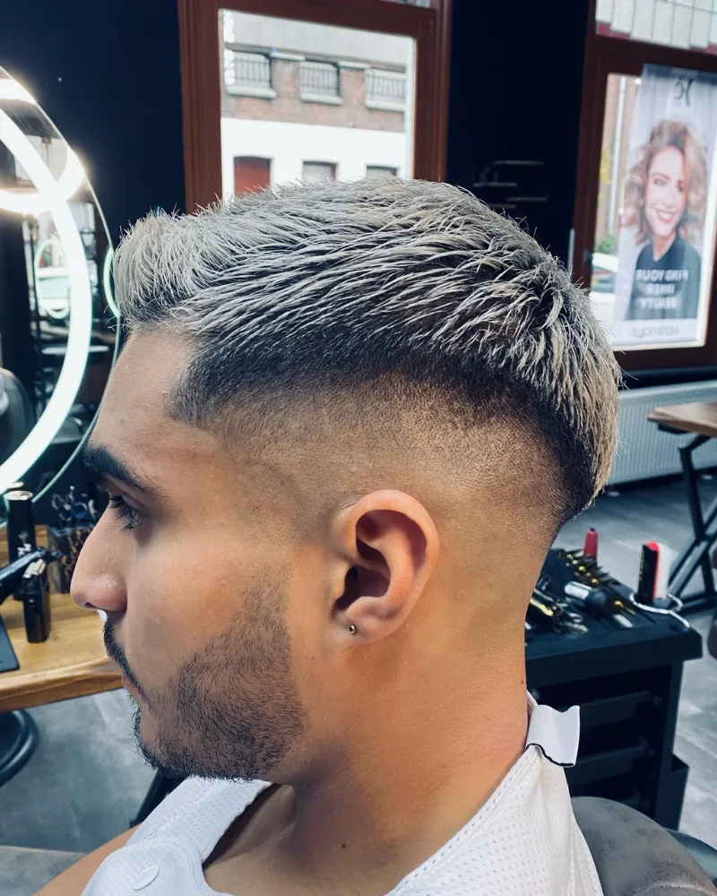 Skin fade met scherpe contouren en getrimde baard