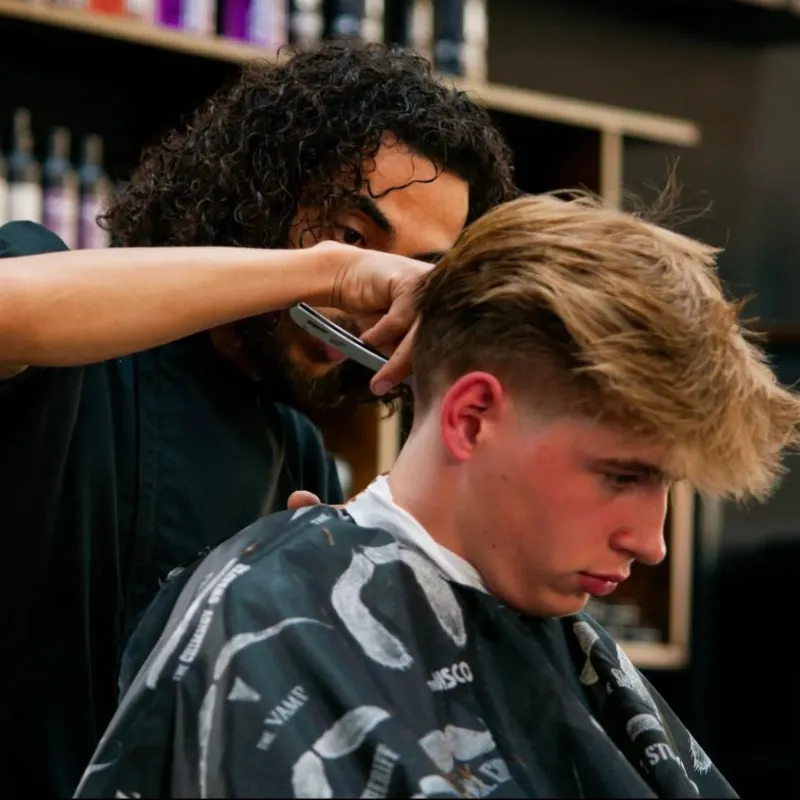 Blonde textured crop met strakke fade door FreshAgain Barbers Hilversum