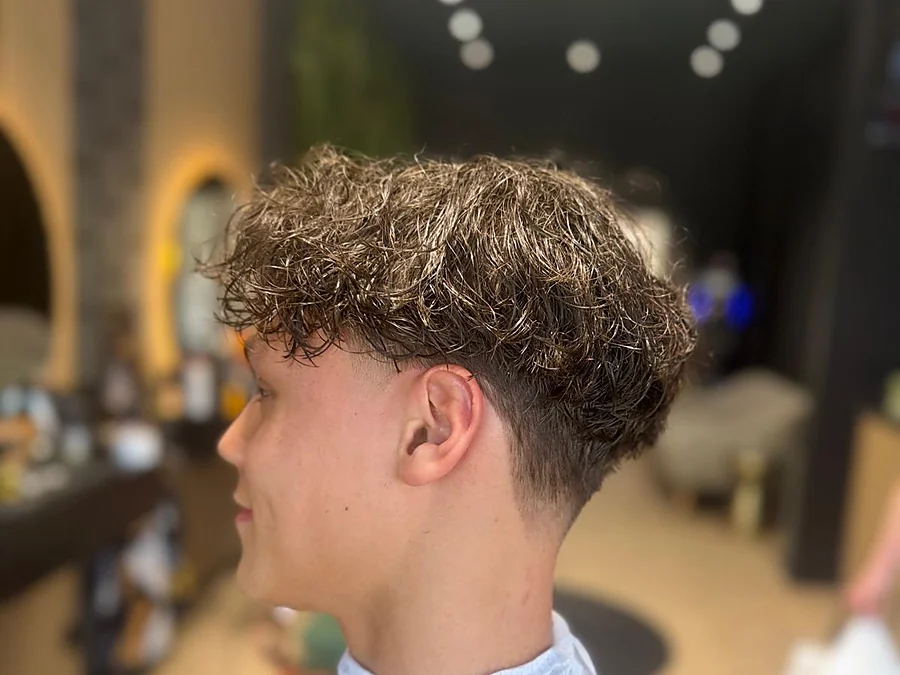 Verse krullende coupe met tapered nek na een behandeling