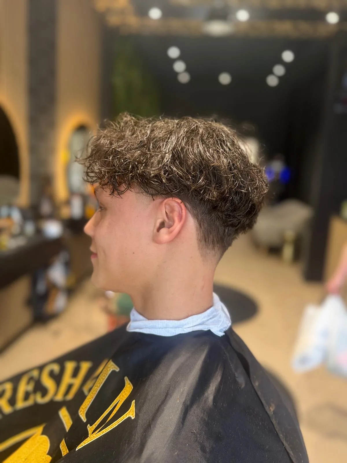Klant in de stoel met FreshAgain cape in de barbershop in Hilversum